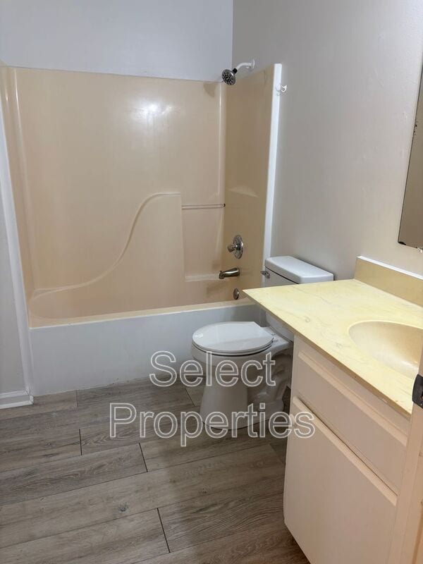 Photo - 2102 Clark St