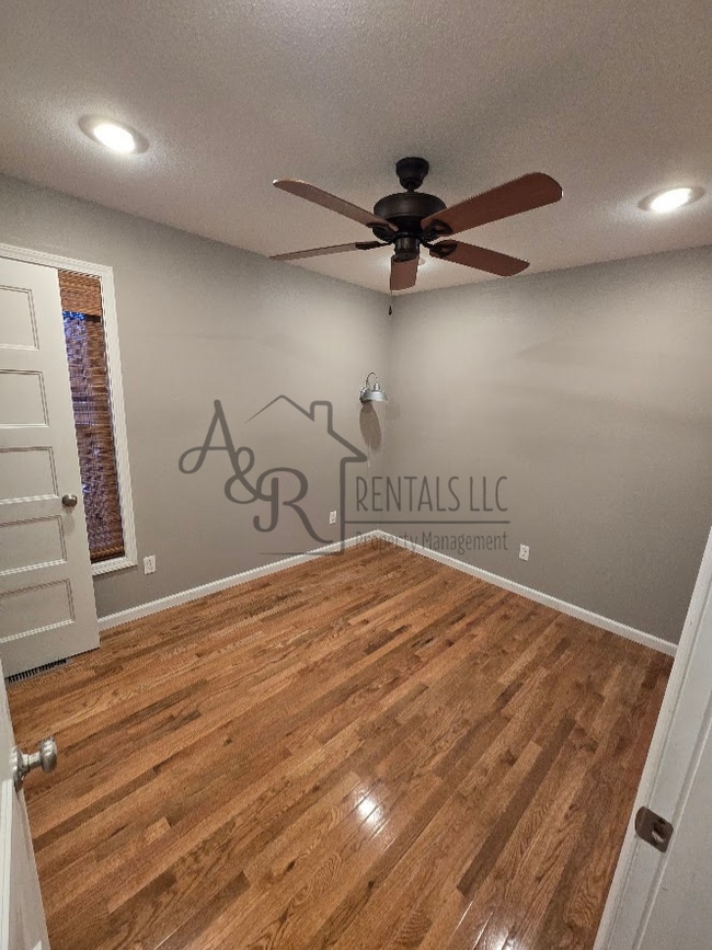 Photo - 301 E 7th St