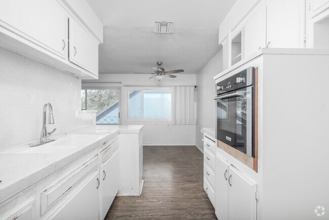 1BR, 1BA - 750SF - Kitchen