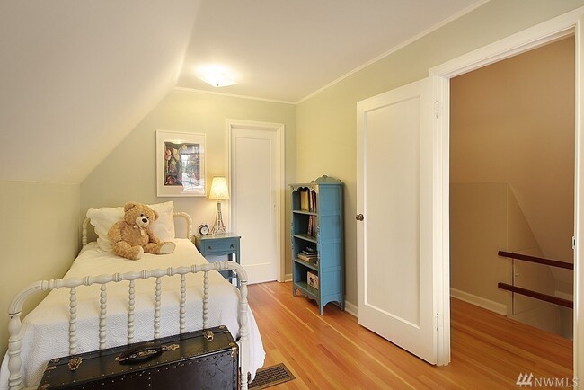 Photo - 739 N 165th St