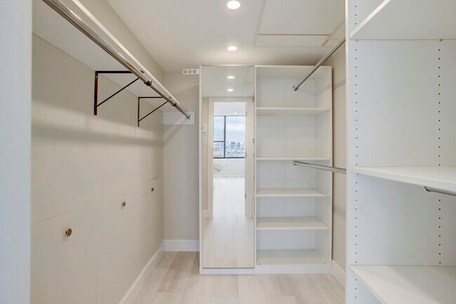 Photo - 14 Greenway Plz Unit 15L