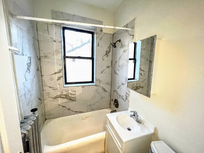 Building Photo - 3824 N Wilton Ave Unit 422