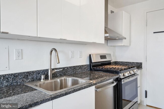 Photo - 10201 Grosvenor Pl