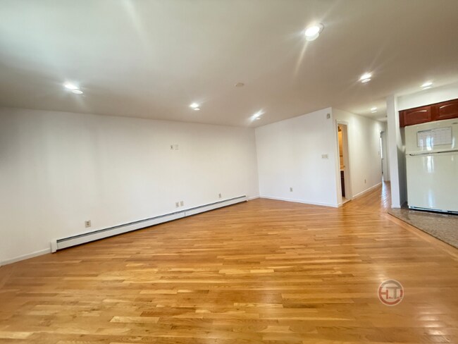 Photo - 15-25 Utopia Pkwy