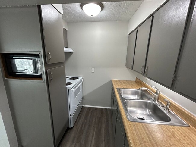 Photo - Your Private Oasis in Old Town Discover the "hidden gem" of The Melville. Unit 806-18H