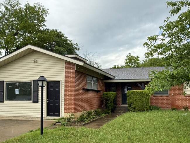 A spacious brick home for rent! - 8274 Lifford Pl Casa