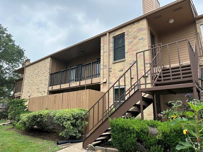 Building Photo - 10555 Turtlewood Ct Unit 613 Rental