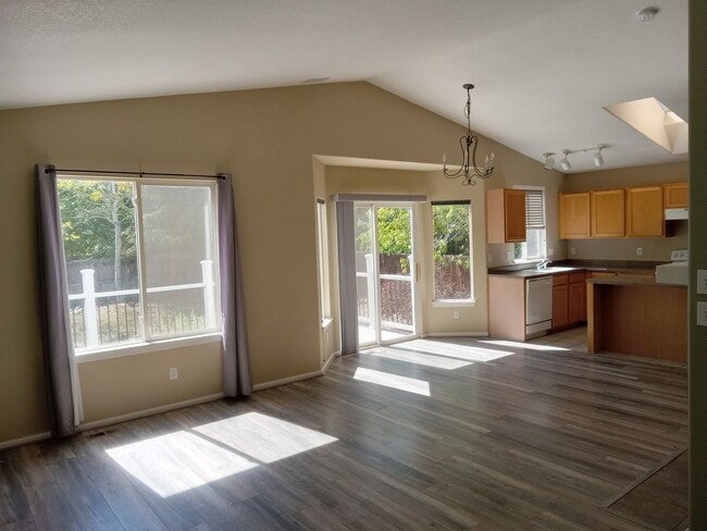 Photo - 1596 Meachum Way