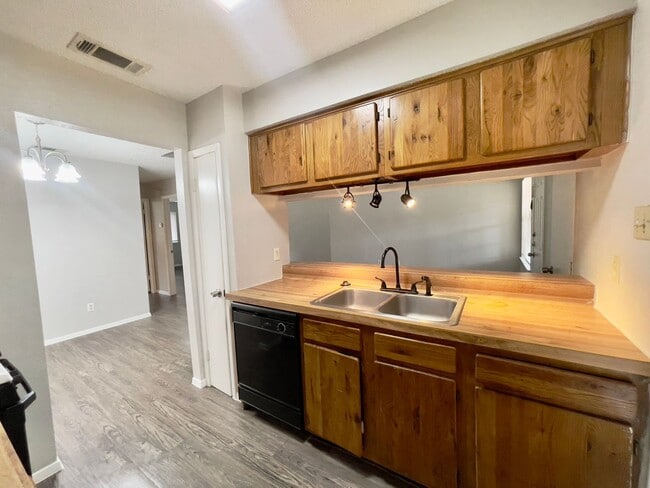 Photo - 12005 Arrowwood Dr Unidad B