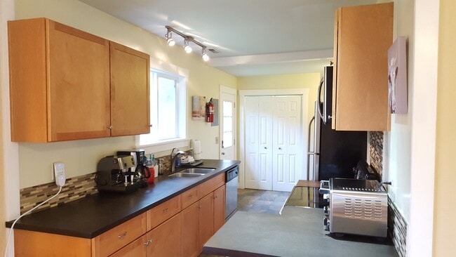 Photo - 1058 Central St SE