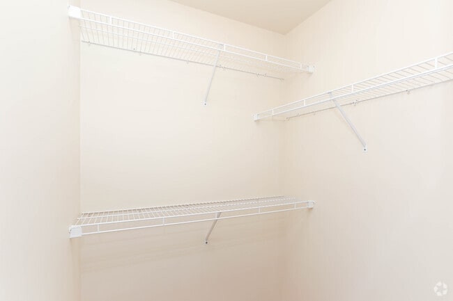 1BR, 1BA - 900 SF - Walk In Closet