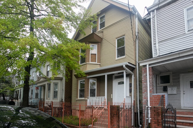 Building Photo - 219 6th Ave W Unit 3