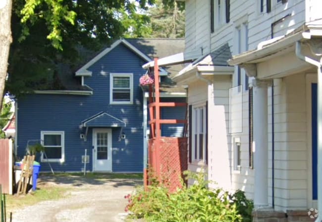 Building Photo - 906 West Ave Unit Back Rental