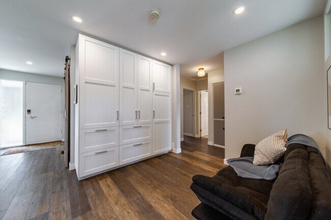Photo - 5415-111A 111a St NW Unit ID1308626P