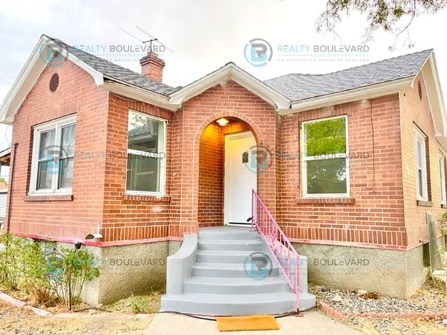Building Photo - **1 Month Free** Stylish, Remodeled 3-Bedr... Rental