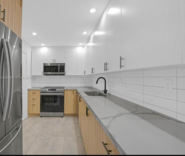 Building Photo - 8315 SW 72nd Ave Unit 201B