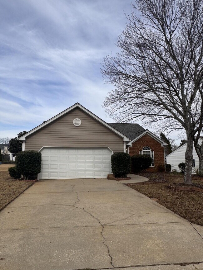 Photo - Spacious 3BR Home with Large Fenced Yard – Prime Simpsonville Location!