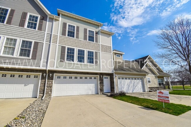 Building Photo - 2 Bedroom, 2 1/2 Bath Townhome in Urbandale