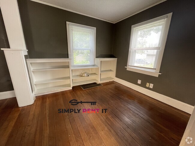 Building Photo - 3 Bedroom with Hardwood Floors on Campus! Rental