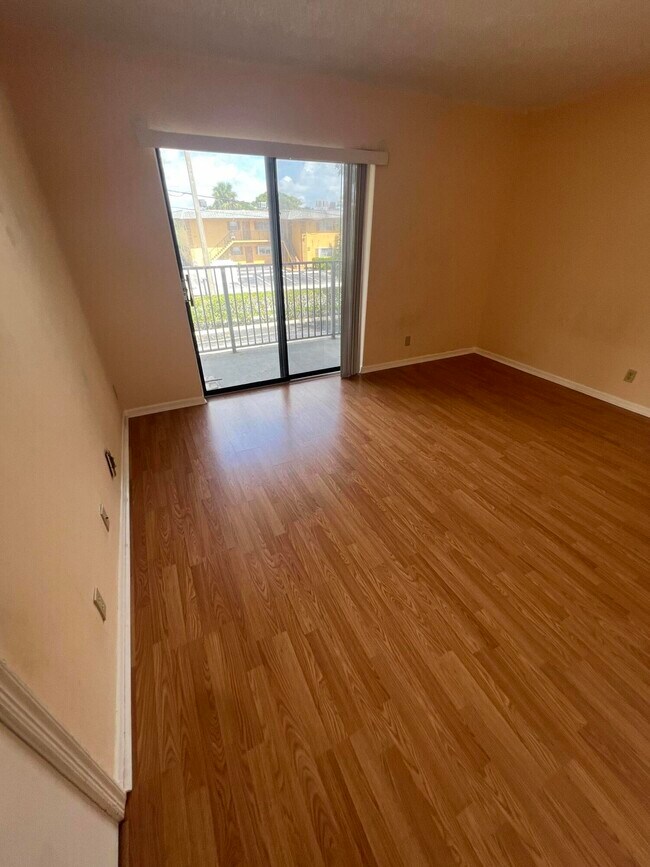 Photo - 960 NW 45th St Unidad B-6