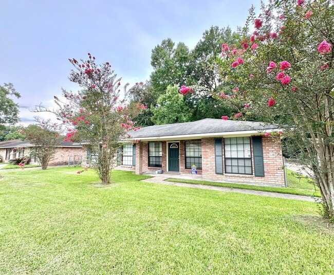 Building Photo - Beautiful 3 Bedroom Home in North Sherwood Estates