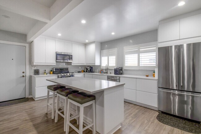 3232 Lewis Ave Apartments
