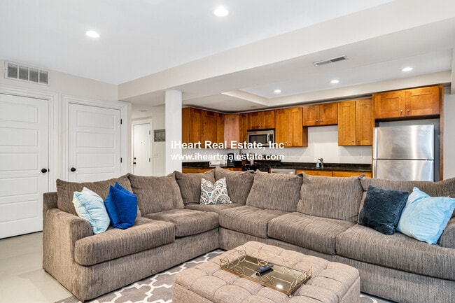 Photo - 29 Commonwealth Ter Unidad B