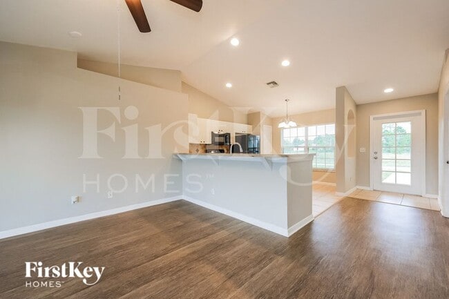 Photo - 1145 Edgewood St E