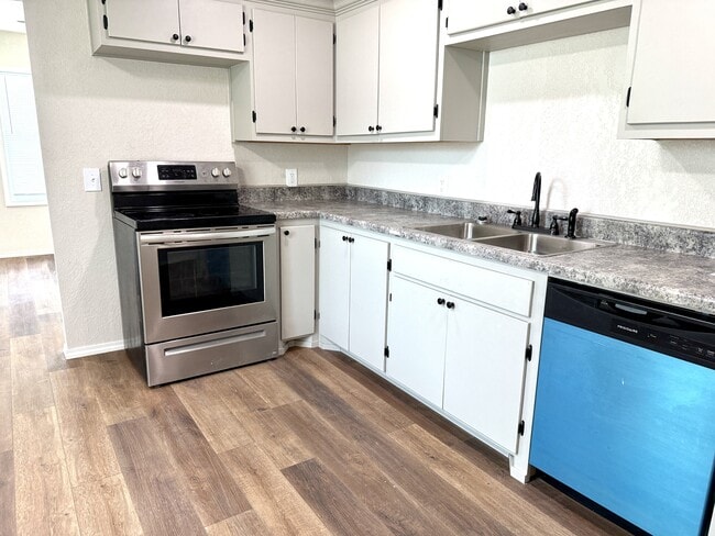 Photo - 413 M St NE