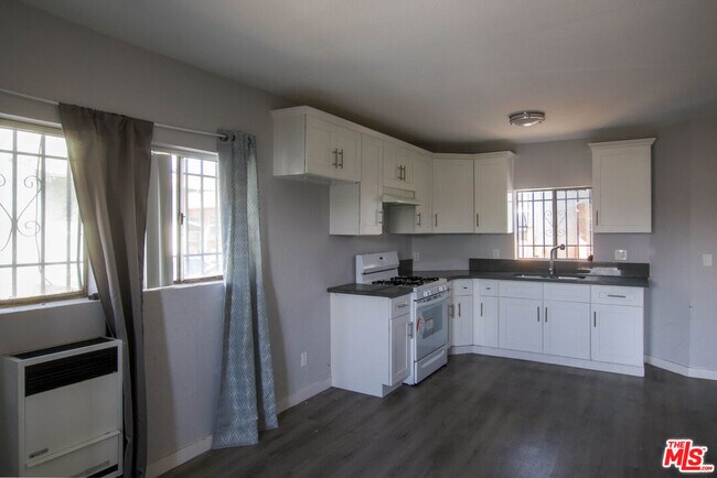 Photo - 4710 Wall St