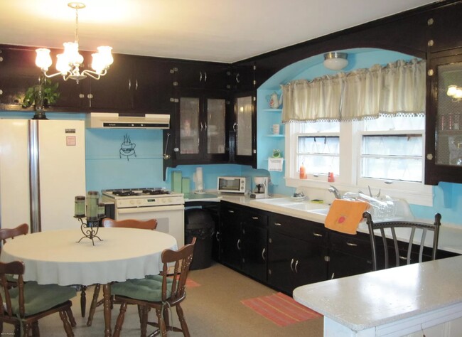 Photo - 603 Cedar Crest Ct Unit Bedroom 2/ Shared Bath