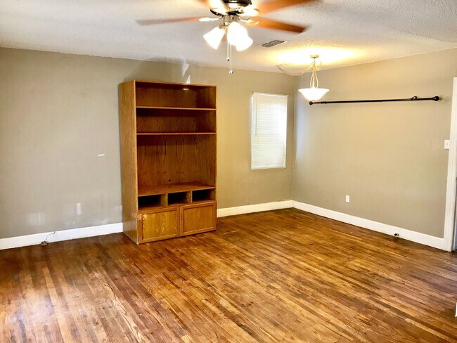 Photo - Pre-Leasing - 2 bed 1 bath