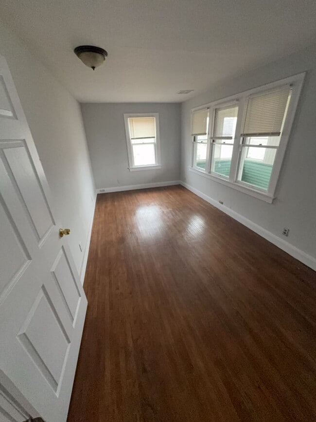 Building Photo - 960 W Delaware Ave Unit 2