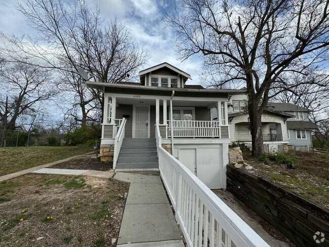 Building Photo - COMING SOON! Newly Renovated 3 Bed, 2 Bath... Rental