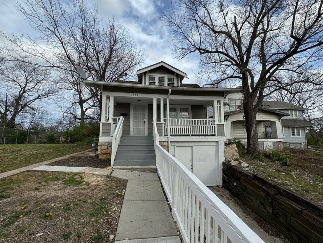 COMING SOON! Newly Renovated 3 Bed, 2 Bath... - COMING SOON! Newly Renovated 3 Bed, 2 Bath... House