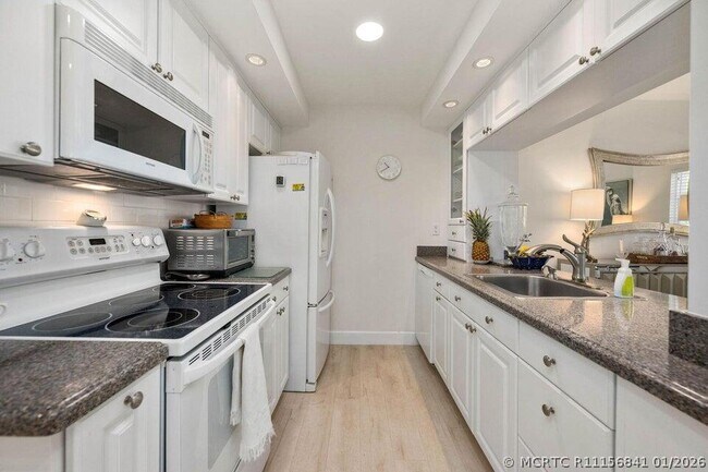 250 NE 20th St Unit 1010