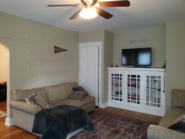 living room - 5901 Hobart St Unit 5901