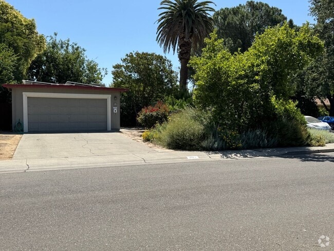 Building Photo - WELL MAINTAINED SINGLE STORY HOME WITH SOL...