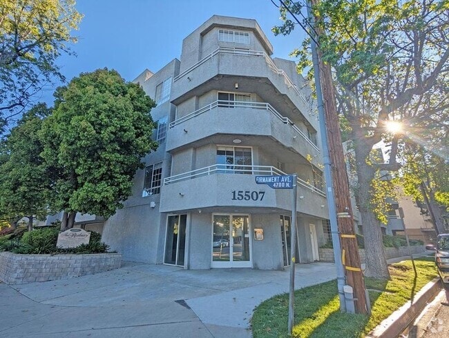 Building Photo - 15507 Moorpark St Rental