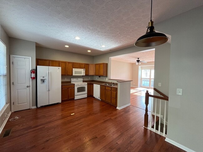Photo - 2 Bedroom/ 2.5 Bath Townhome with 1 Car Garage, Laminate Floors, Minutes to Bellevue and Nashvill...