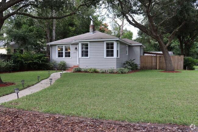 Front yard - 1275 Peachtree St Rental