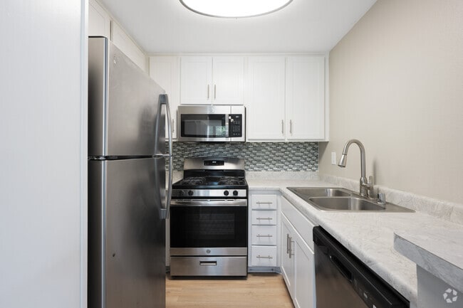 2BR, 2BA - 898SF - Kitchen