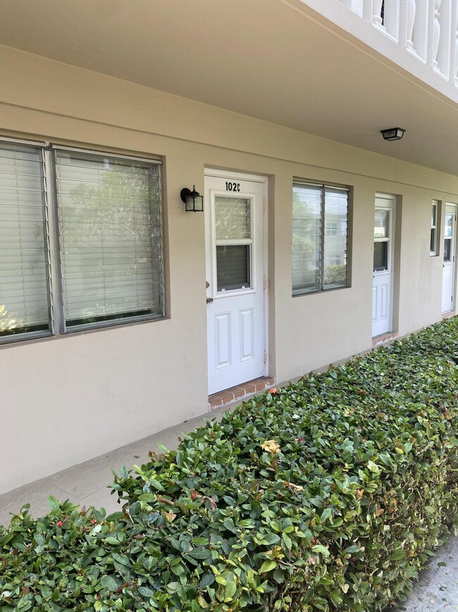 Building Photo - 2121 NE 42nd Ct Unit 102c Rental
