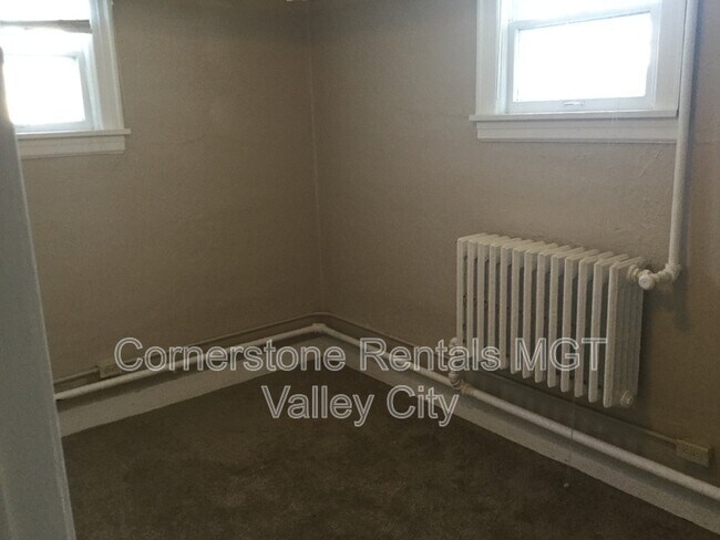 Photo - 264 College St SE