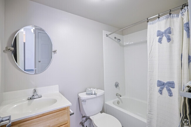 1BR, 1BA - 683SF - Bathroom