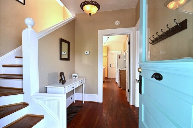 Photo - Charming Victorian home with private driveway