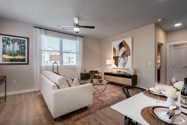 Sala de estar moderna con diseño abierto en The Hightone en Denton, TX - The Hightone