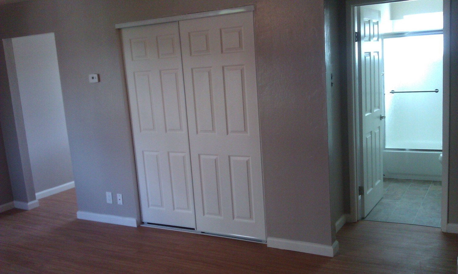 Main Room w/ many windows - 2020 Main St Unidad 2