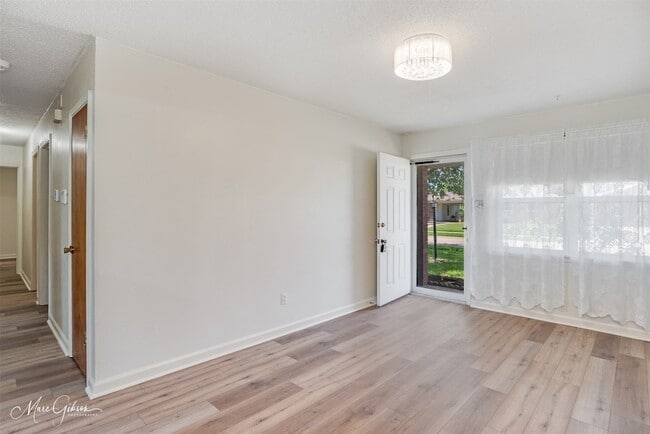 Photo - 1202 Wisteria St