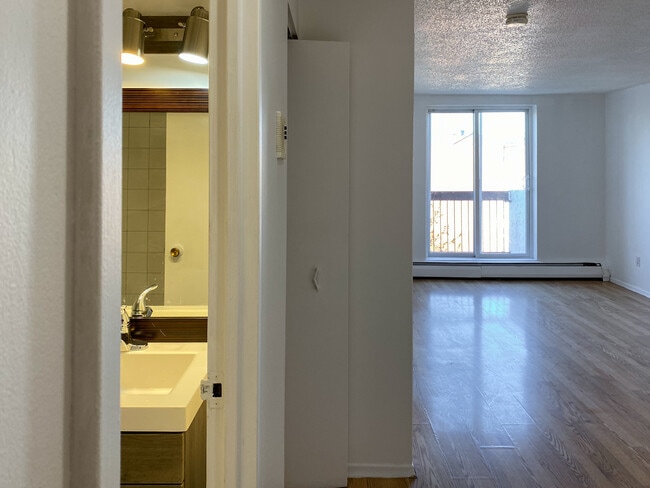 Building Photo - 84 King Edward Ave Unit 301